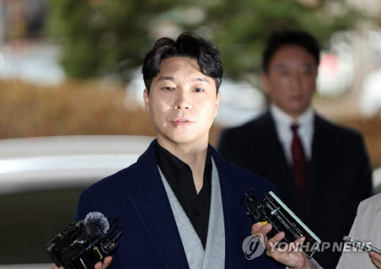 방송인 박수홍이 지난 3월 15일 오후 서울서부지방법원에서 횡령 혐의로 구속기소 된 친형의 속행공판에 증인으로 출석하며 입장을 발표하고 있다. 연합뉴스